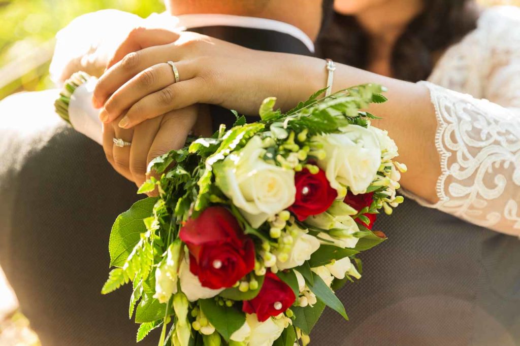 Le bouquet de la mariée : la mariée enlace son mari