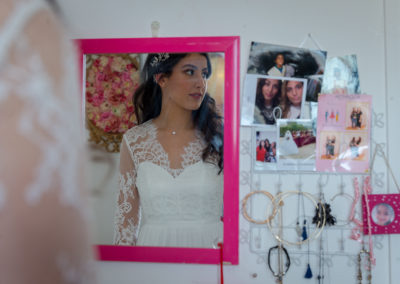 Préparatifs de la mariée : jeux de miroirs - Paris 13 - Crédits : Les Photos de Bela - Photographe de mariage