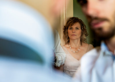 Préparatifs du marié : la maman - Crédits Les Photos de Bela - Photographe de mariage Paris et IDF