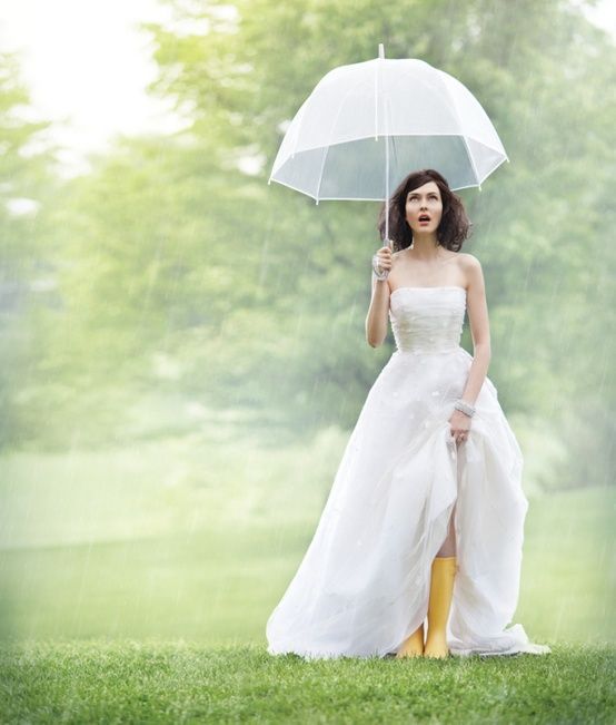 Se marier un jour de pluie : bottes jaunes et parapluie transparent