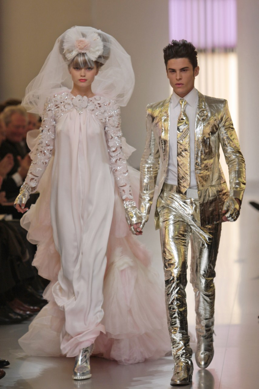 Robes de mariées Chanel par Karl Lagerfeld : Abbey Lee Kershaw et Baptiste Giabiconi - Défilé Chanel Haute Couture 2010