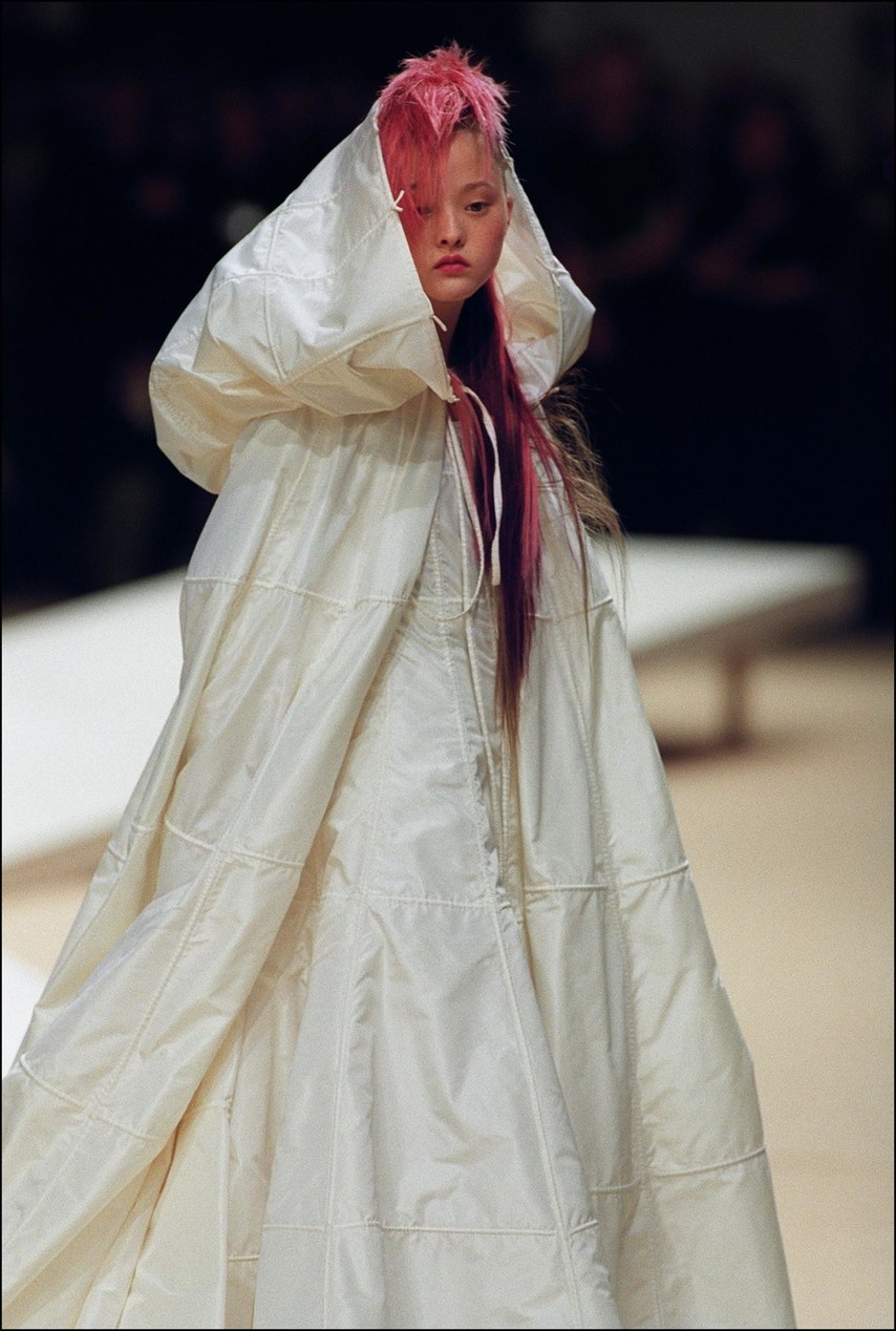 Devon Aoki en robe de mariée Punk par Karl Lagerfeld sur le défilé Chanel Couture 1999