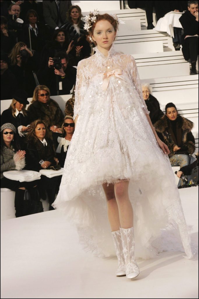 Lily Cole en robe de mariée Chanel lors du défilé Haute Couture 2006