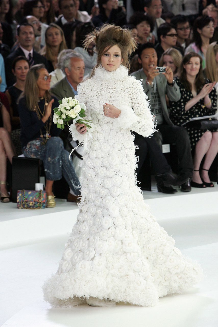Solange Wilvert en robe de mariée par KArl Lagerfeld lors du défilé Chanel Couture en 2005