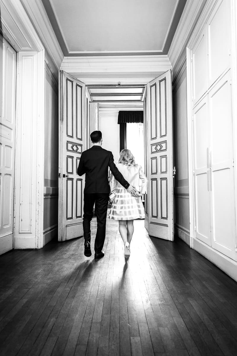 Entrée des mariés dans la mairie à Paris