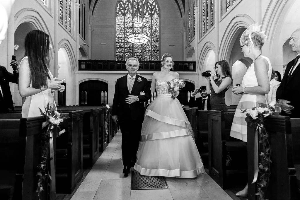 L'entrée de la mariée dans l'église américaine de Paris au bras de son père