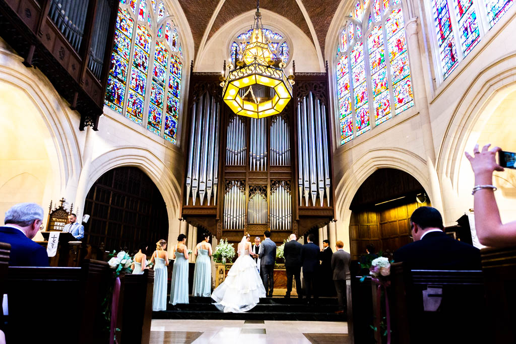 Mariés et témoins à l'église
