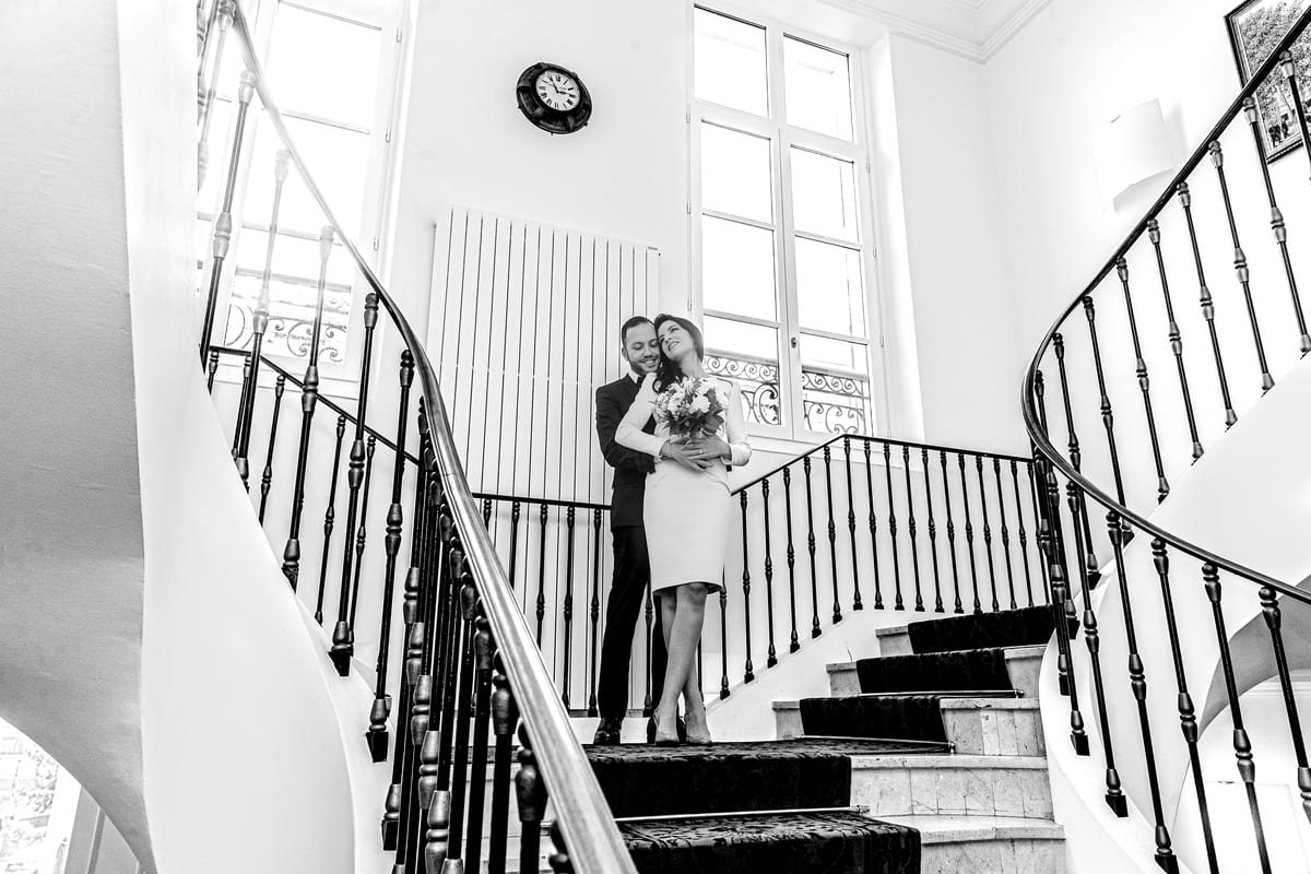Les mariés prennent la pose dans la mairie de Courbevoie