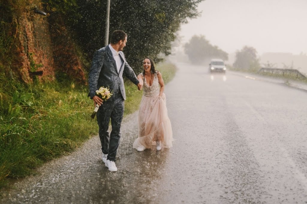 Mariés en baskets sous la pluie