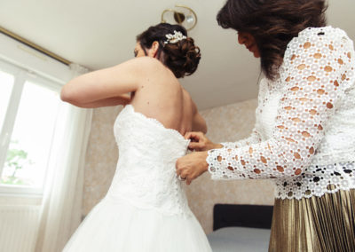 La mariée enfile sa robe - Maisons-Alfort
