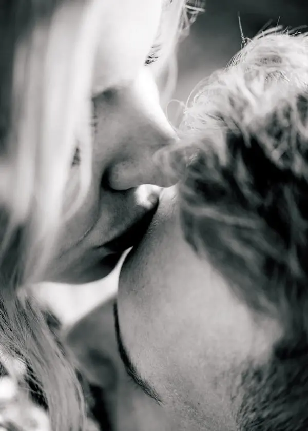 Photographie en plan serré d'un couple qui s'embrasse