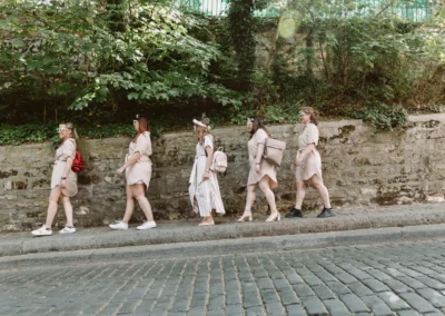 Balade photo EVJF à Montmartre : portrait de groupe des filles qui arpentent les rues du quartier