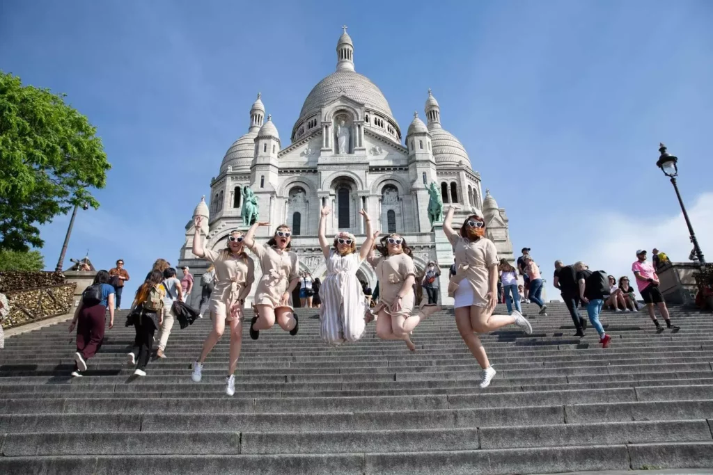 La mariée et ses copines font un saut synchronisé sur les marches de la basilique du Sacré-Cœur