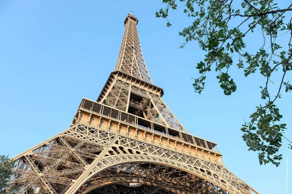 La tour Eiffel photographié en contre plongée