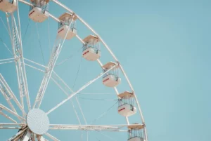 Quart de grand roue photographié en gros plan avec un ciel bleu