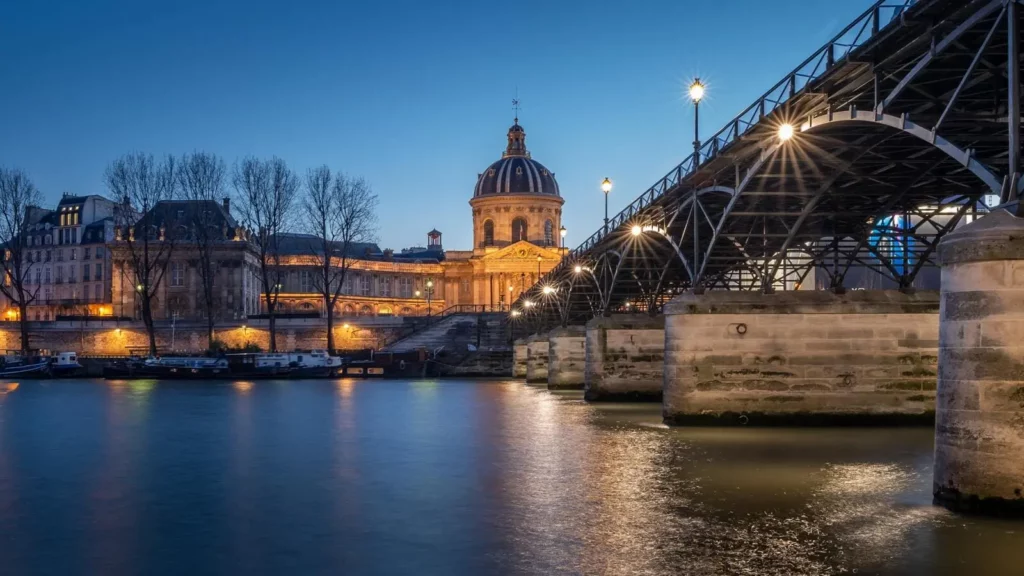 Le pont des Arts, à Paris, photographie de nuit en contre plongée, avec vue sur le Palais des Arts