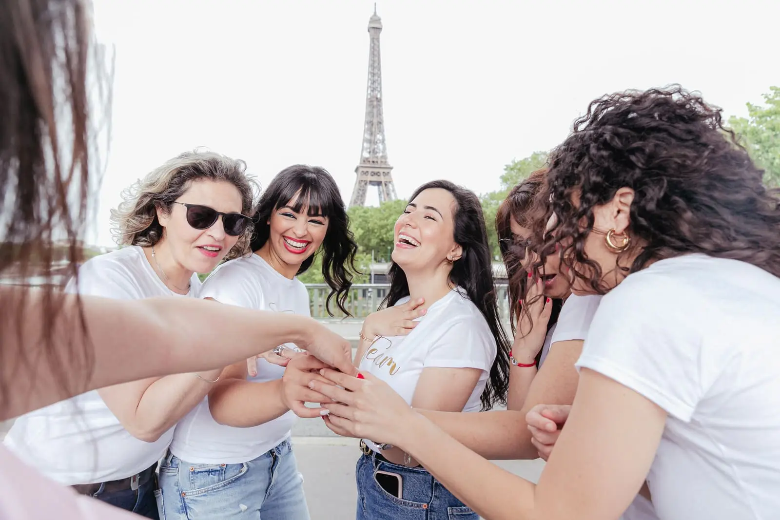 La future mariée présente sa bague de fiançailles aux copines, sur le pont Bir Hakeim à Paris, lors de la séance photo EVJF