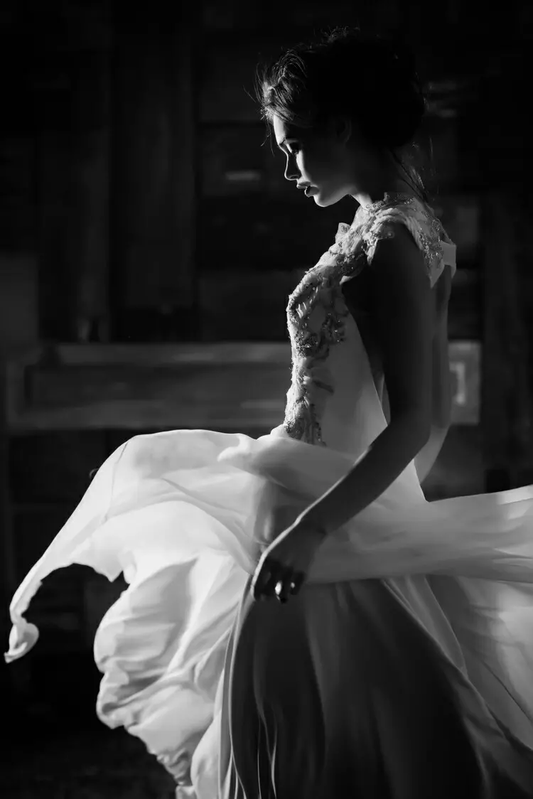 Photographie claire obscure d'une mariée dans sa robe