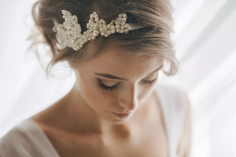 Portrait photo d'une mariée qui porte une couronne