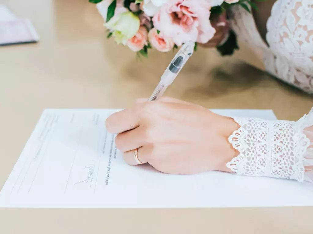 L'acte de mariage :  photographie d'une mariée qui signe son acte de mariage
