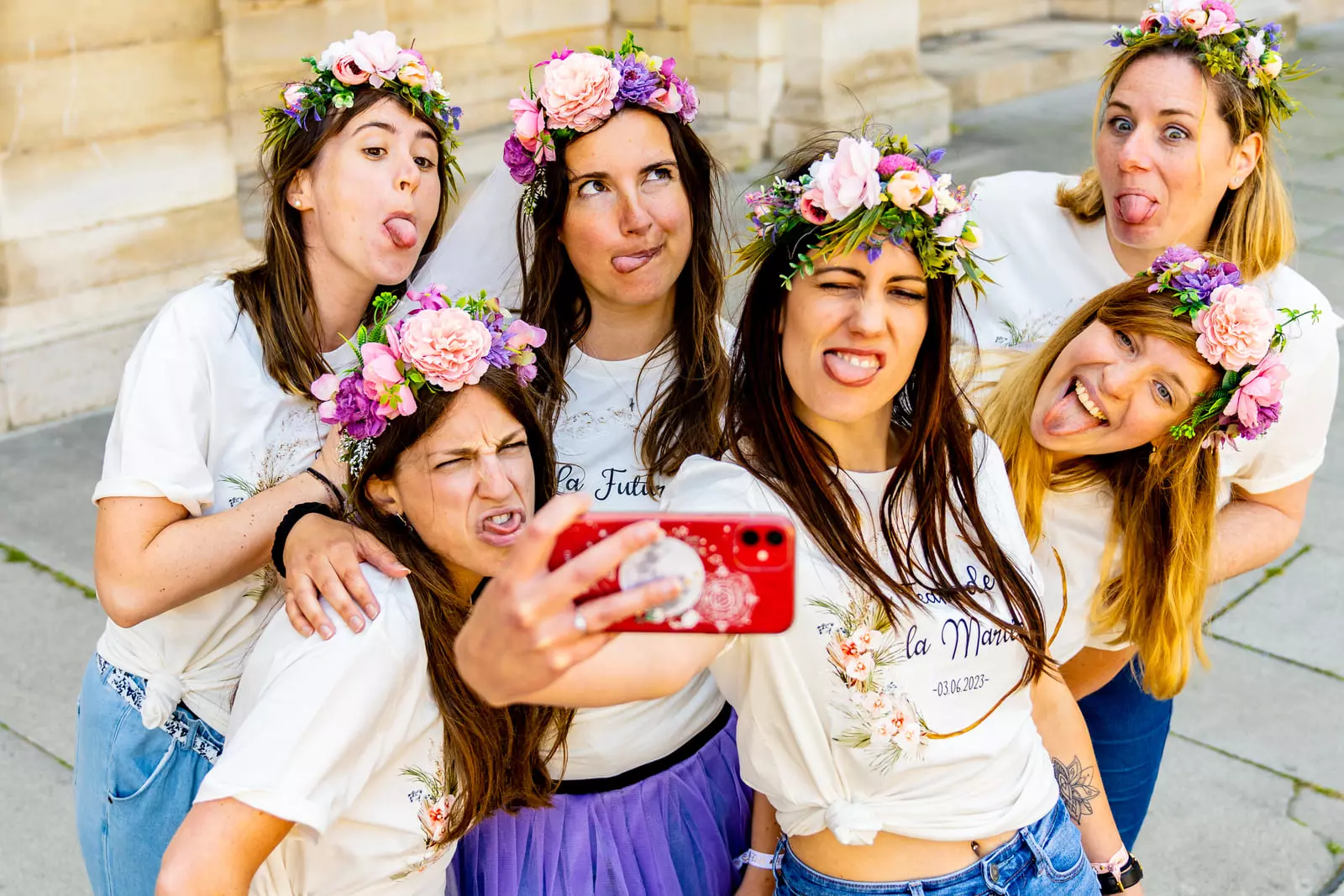Portrait d'un groupe de filles qui réalisent un selfie lors d'un shooting photo evjf à Paris