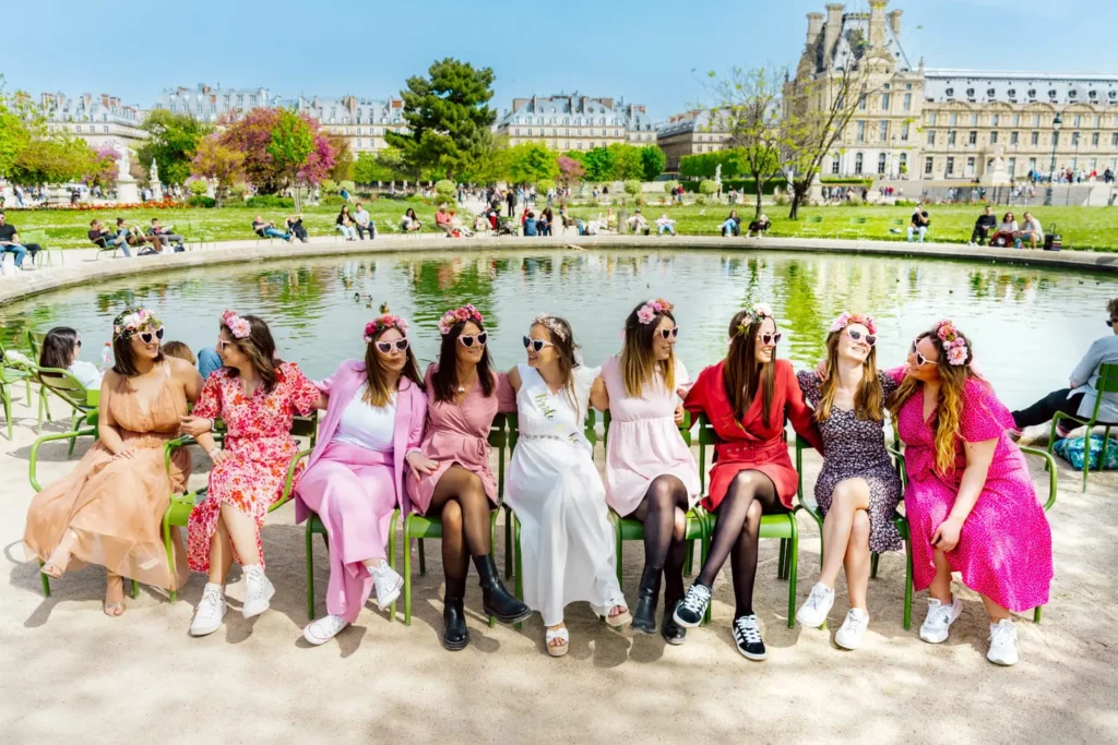 Un groupe de filles célèbre un EVJF à Paris, par un shooting EVJF au Jardin des Tuileries