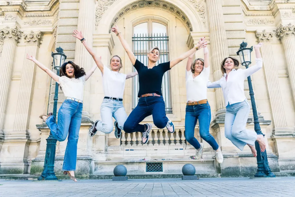 La mariée et les participantes à son EVJF portent des jeans, des baskets et aussi des talons pour certaines. Photos des filles qui sautent en étant synchronisées