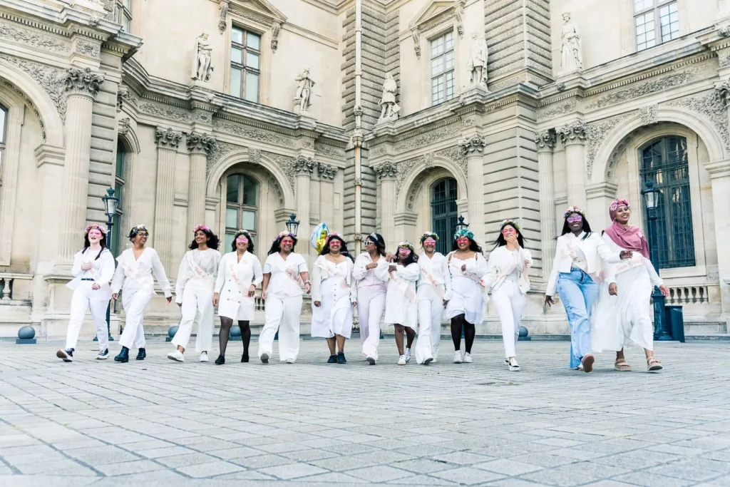 La mariée défile avec ses amies, toutes en tenue blanche pour l'EVJF
