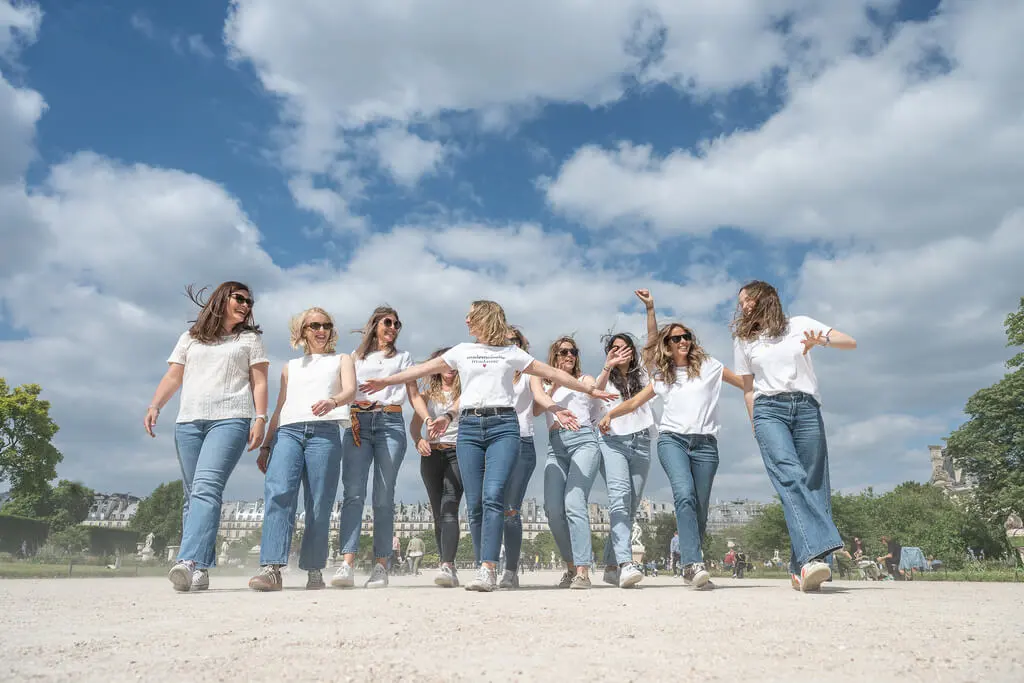 Photo d'un groupe de filles qui défile au Jardin des Tuileries, à Paris, lors de la séance photo EVJF.