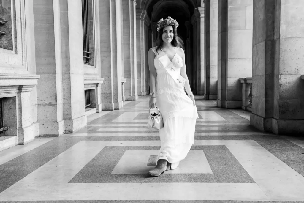 La future mariée défile en robe de mariée pour son EVJF