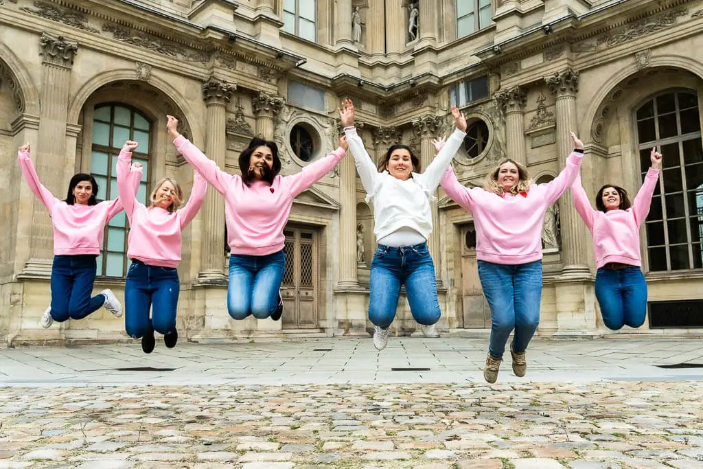 Les demoiselles d'honneur portent un pull en coton rose et la mariée un pull blanc lors d'un EVJF 