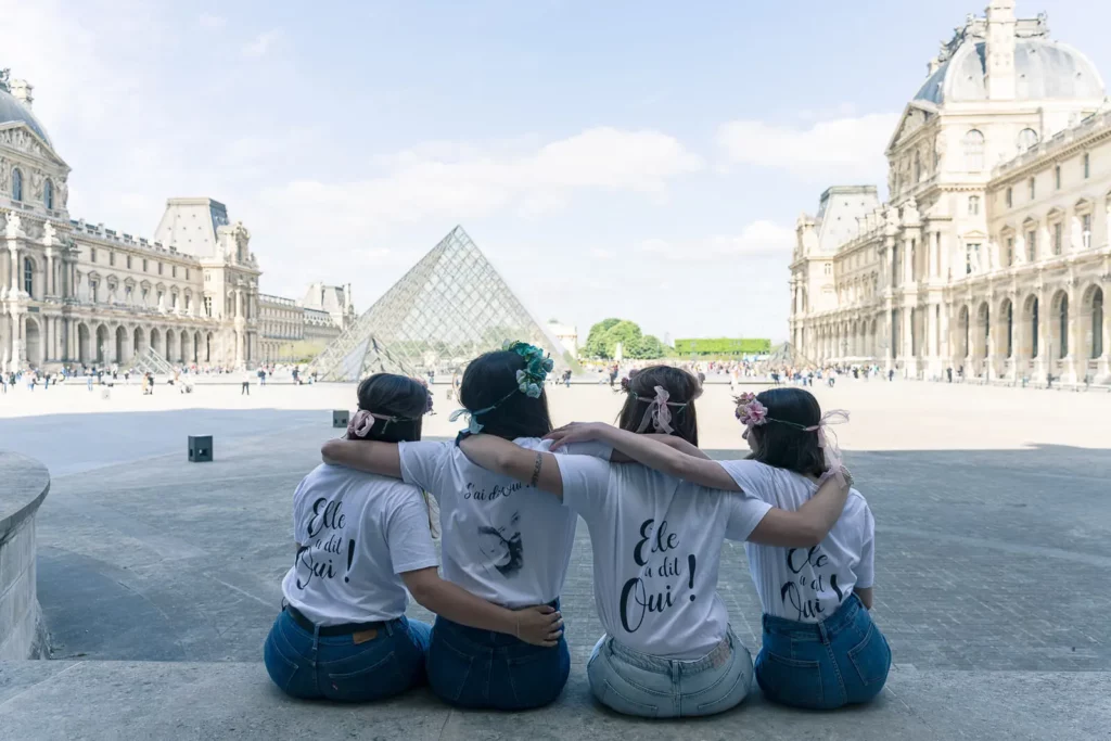 Les filles, photographiés de dos, portent des t-shirt personnalisés : les demoiselles d'honneur 